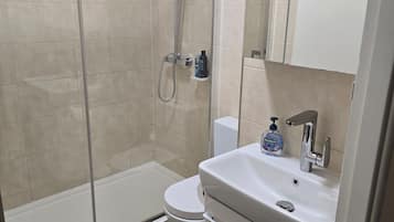 Apartment | Bathroom | Shower, free toiletries, hair dryer, towels