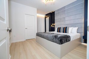 12 Schlafzimmer, Bügeleisen/Bügelbrett, Reisekinderbett, WLAN