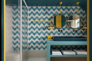 Douche, sèche-cheveux, bidet, serviettes fournies