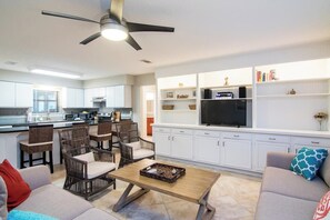 テレビ、DVD プレーヤー、書庫、ステレオ