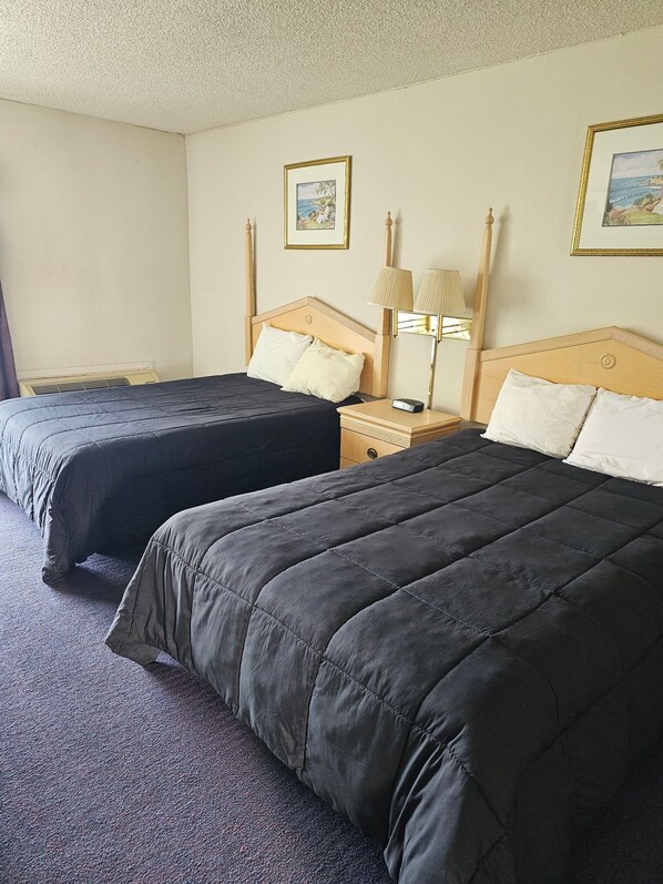 Habitación básica doble | Espacio para trabajar con un portátil y wifi gratis