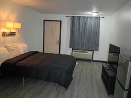 Standard Room | Laptop workspace, free WiFi