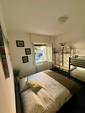 1 dormitorio, tabla de planchar con plancha, wifi y ropa de cama