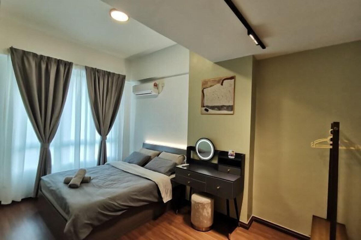 Un dormitorio moderno con cama, mesita de noche, espejo y aire acondicionado de pared.