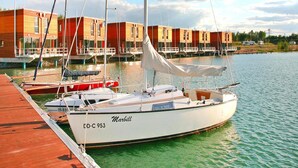 A marina with a white sailboat named 'Marbill' docked at the pier. - Luxuriose Ferienwohnung am Stormthaler See (Grossposna)