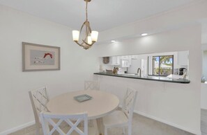 Dining - Charming 2b-2b condo in beautiful Fort Myers Beach- 10 min walk to the beach .  (Fort Myers Beach)
