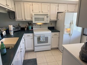 Mikrobølgeovn, ovn, kokeplater og oppvaskmaskin