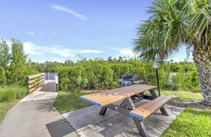 Outdoor dining - Charming 2b-2b condo in beautiful Fort Myers Beach- 10 min walk to the beach .  (Fort Myers Beach)