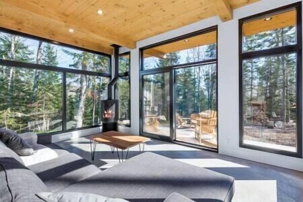 Televisie en een open haard