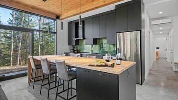 Réfrigérateur, four à micro-ondes, un four, surface de cuisson