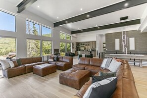 TV, fireplace - NEW! 9005A - Luxury Four Bedroom (Solitude)