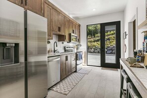 Réfrigérateur, micro-ondes, four, lave-vaisselle