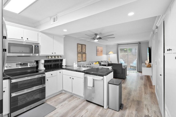 KĂŒhlschrank, Mikrowelle, Ofen, Herdplatte