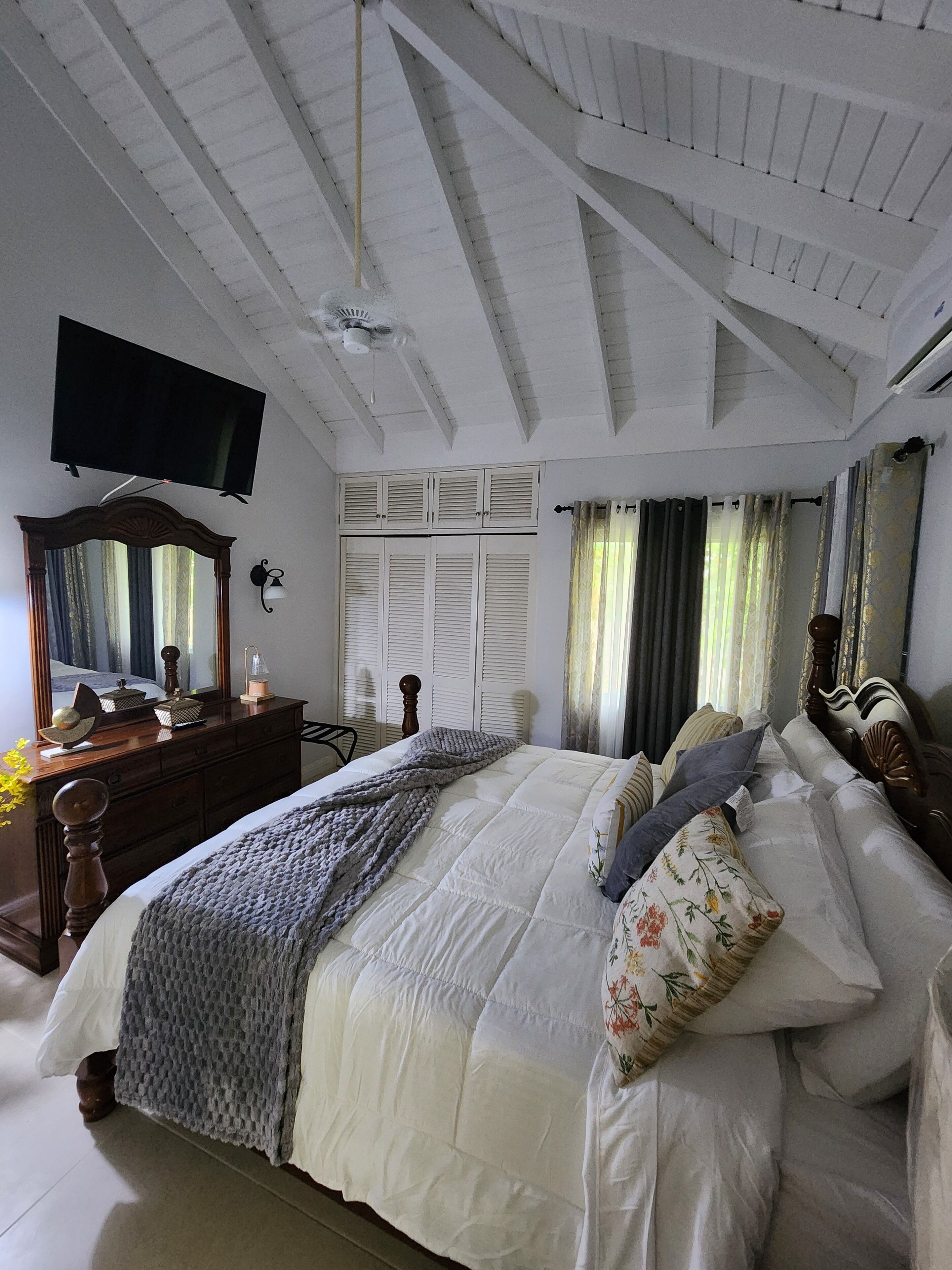 3 bedrooms, iron/ironing board, travel crib, free WiFi