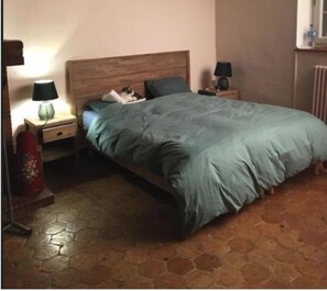 4 bedrooms, desk, iron/ironing board, WiFi