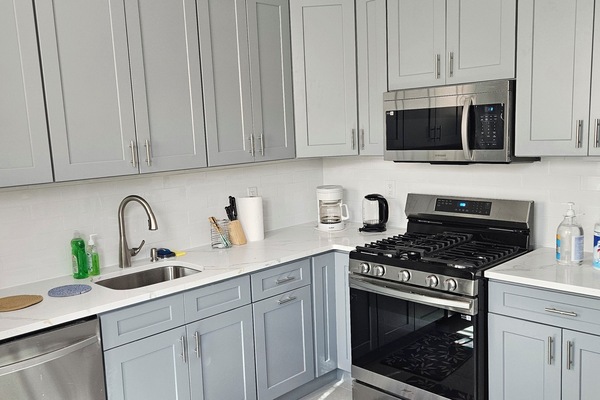 Jääkaappi, mikroaaltouuni, uuni, liesi