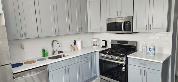 Jääkaappi, mikroaaltouuni, uuni, liesi