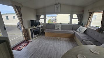 小屋 | 客廳 | 電視、壁爐
