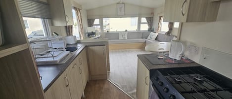 Cabin | Private kitchen | Fridge, microwave, oven, stovetop