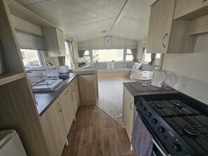 Mökki | Yksityinen keittiö | Jääkaappi, mikroaaltouuni, uuni, liesi