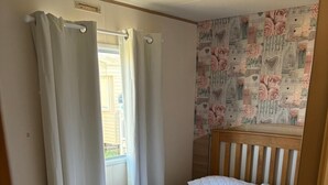 3 bedrooms, free WiFi - Steve Caravan Sleeps 6 With Free Parking (Rhyl)