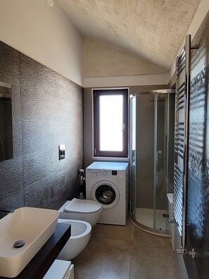 Douche, baignoire à remous, séchoir à cheveux, bidet