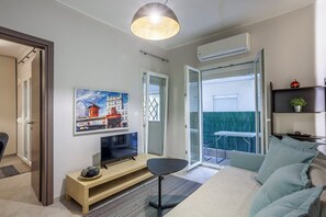 Familie appartement, balkon | Woonruimte | Een 20-inch flatscreentelevisie met kabelzenders