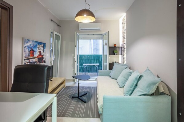 Appartement familial, balcon | Aire de séjour | Téléviseur à écran plat de 20 po avec télévision par câble