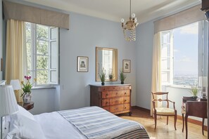 6 bedrooms, iron/ironing board, WiFi, bed sheets