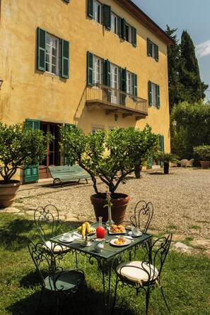 Outdoor dining - VILLA PEDONE (Lucca)