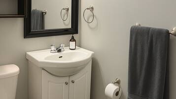 SĂšche-cheveux, serviettes fournies, savon, papier toilette