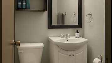 吹风机、毛巾、肥皂、卫生纸