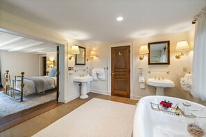 5 slaapkamers, een bureau, een strijkplank/strijkijzer, gratis wifi