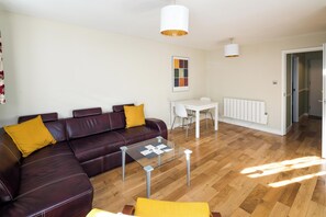 Classic Apartment | Living area | 1-inch TV with digital channels - Fantastic Stay In Canary Wharf 2 Bedroom (London)
