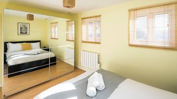 Classic Apartment | 2 bedrooms, soundproofing, iron/ironing board, free WiFi