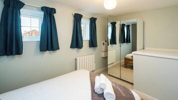 Classic Apartment | 2 bedrooms, soundproofing, iron/ironing board, free WiFi