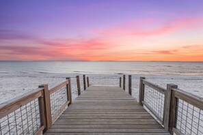 靠近海滩