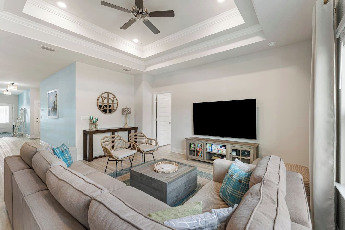 Een smart-tv, tafelvoetbal, een tafeltennistafel en boeken