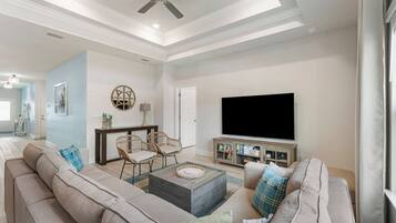 Een smart-tv, tafelvoetbal, een tafeltennistafel en boeken