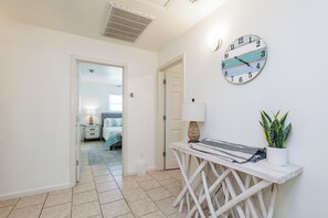 4 habitaciones, tabla de planchar con plancha, wifi y ropa de cama