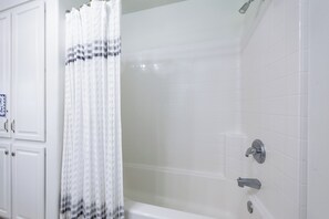 Douche, sèche-cheveux, serviettes fournies, savon