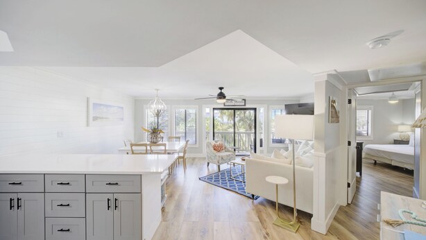 Un espacio habitable amplio y luminoso con cocina, comedor y un dormitorio.