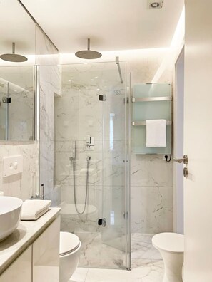 ヘアドライヤー、タオル