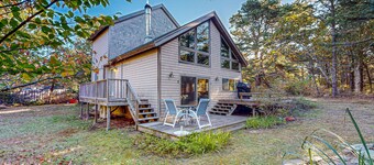 Centrally located Island getaway with bike path access, patio, W/D, & games