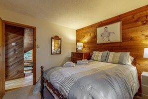 3 bedrooms, iron/ironing board, Internet, bed sheets - Centrally located Island getaway with bike path access, patio, W/D, & games (Edgartown)