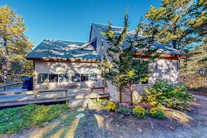 Exterior - Centrally located Island getaway with bike path access, patio, W/D, & games (Edgartown)