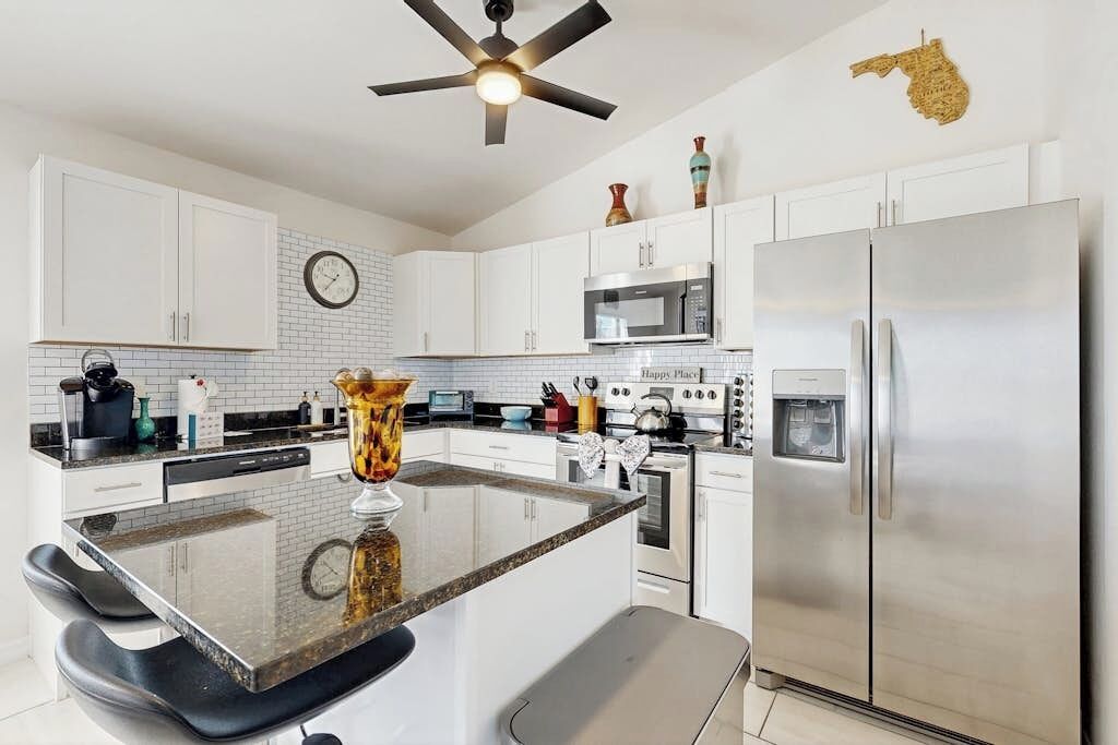 Réfrigérateur, micro-ondes, four, plaque de cuisson