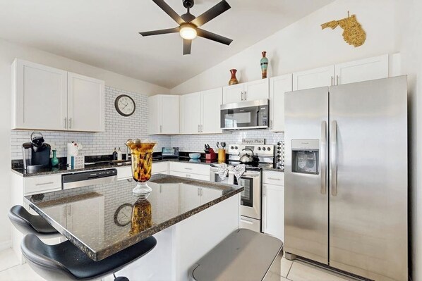 Jääkaappi, mikroaaltouuni, uuni, liesi