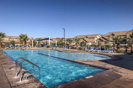 Outdoor pool. Luxury 3-bedrm St. George townhome with pool by Sand Hollow & Zion. Sleeps 10