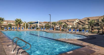Luxury 3-bedrm St. George townhome with pool by Sand Hollow & Zion. Sleeps 10